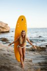 Jeune femme surfeuse en bikini dans la petite baie de Moraira — Photo de stock