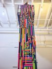 Artiste installe une grande tapisserie colorée sur un ascenseur à ciseaux. — Photo de stock