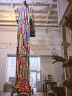 Artista instala grande tapeçaria colorida fora de um elevador de tesoura. — Fotografia de Stock