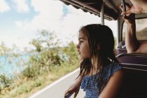 Jeune fille dans les Caraïbes Spring Break Voyages avec des enfants — Photo de stock