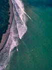 Vista aérea de surfistas de SUP, Triozerye, región de Primorsky, Rusia - foto de stock