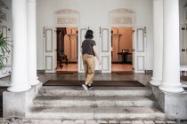 Donna che entra in un boutique hotel in stile manour house a Colombo — Foto stock