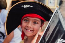Primer plano retrato de 8 año multi racial chica en negro pirata sombrero - foto de stock