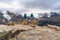 Coppia innamorata, escursioni in famiglia in montagna — Foto stock