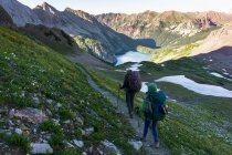 Wanderinnen mit Rucksäcken am Berg — Stockfoto