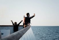 Vater und seine Kinder beim Titanic-Spielen spüren die Brise auf einem Boot — Stockfoto