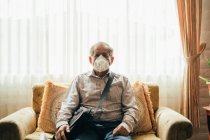 Vieil homme travaillant en quarantaine pandémique — Photo de stock