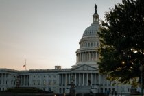 Coucher de soleil derrière le dôme du Capitole américain — Photo de stock