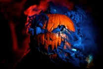 Une tête de citrouille halloween avec de la fumée — Photo de stock