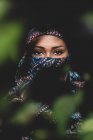 Giovane bella donna con un hijab — Foto stock