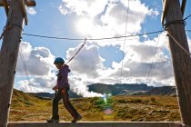 Fille est équilibrage sur une planche à haut cours d'accès de corde en Islande — Photo de stock