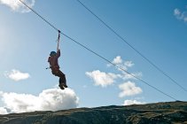 Ragazza che scende su una zip line al corso di accesso ad alta corda in Islanda — Foto stock