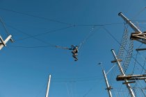 Menino em um balanço elevado em curso de acesso de corda alta na Islândia — Fotografia de Stock