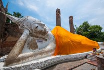 Statue de Bouddha inclinable à Wat Yai Chaimongkol à Ayutthaya — Photo de stock