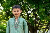 Indio australiano niño 4-6 años tradicional indio retrato de ropa - foto de stock