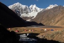 Campeggio in alta quota al lago Jahuacocha sul circuito di Huayhuash — Foto stock