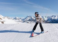Um menino esquiando na neve branca de Formigal com montanhas de Pirenéus no fundo. Fotografia horizontal — Fotografia de Stock