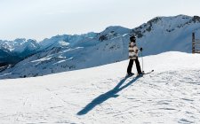 Un garçon skiant sur la neige blanche de Formigal avec des montagnes des Pyrénées en arrière-plan. Photo horizontale — Photo de stock