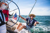 Mann mittleren Alters segelt an einem sonnigen Tag — Stockfoto