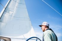 Mann segelt an einem sonnigen Sommertag mit negativem Platzangebot — Stockfoto