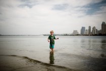 Menino de seis anos jogando na Baía de Coronado — Fotografia de Stock