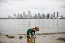 Menino de seis anos jogando na Baía de Coronado — Fotografia de Stock
