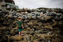 Шестирічний хлопчик грає в бухті Коронадо — стокове фото