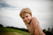 Camicia sei anni vecchio ragazzo sorridente per la fotocamera in Coronado — Foto stock