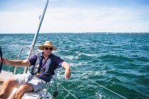 Mann mittleren Alters segelt an einem sonnigen Tag — Stockfoto