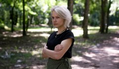Retrato de uma menina com cabelos brancos no parque verde — Fotografia de Stock