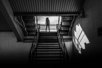 Jovem mulher em um terno nas escadas — Fotografia de Stock