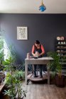 Junge Frau arbeitet an Keramik — Stockfoto