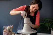 Jeune femme travaillant sur la céramique — Photo de stock
