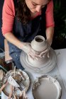 Молодая женщина, работающая на керамике — стоковое фото
