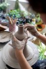 Mujer joven que trabaja en cerámica - foto de stock