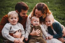 Schöne Familie in einem Park lächelt an einem Herbsttag — Stockfoto