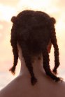 Jovem mulher negra antes de um nascer do sol — Fotografia de Stock
