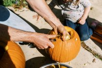 Bambina ritagliarsi zucche per Halloween con suo padre — Foto stock