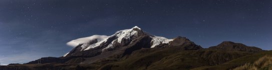 Hermosa montaña con estrellas en la noche - foto de stock