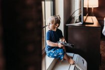 Маленький хлопчик з іграшковою машиною — стокове фото