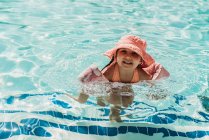 Young preschool age girl swimming in pool on vacation in Palm Springs — Stock Photo