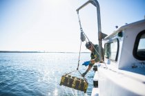 Рано утром в заливе Наррагансетт в Род-Айленде ловля ракушек в аквакультуре — стоковое фото