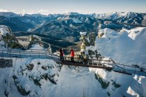 Skifahrer wandern auf Klippen — Stockfoto