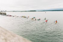 Course de kayak couleurs vives sur l'océan — Photo de stock