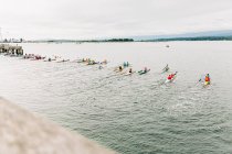 Corrida de caiaque cores brilhantes no oceano — Fotografia de Stock