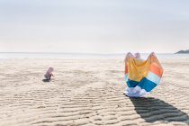 Туфли на пляже с яркими цветными игрушками — стоковое фото