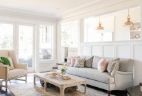 Interno del moderno soggiorno con divano e tavolo — Foto stock