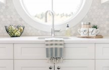 Moderno bagno interno con lavabo bianco e specchio — Foto stock