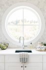 Badezimmerausstattung mit Waschbecken und Spiegel — Stockfoto