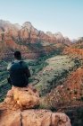 Hombre negro con vistas a la montaña del Parque Nacional Zion - foto de stock